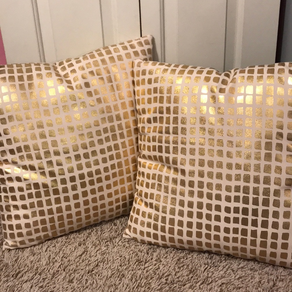 2 pillows for gold and pink bedroom set